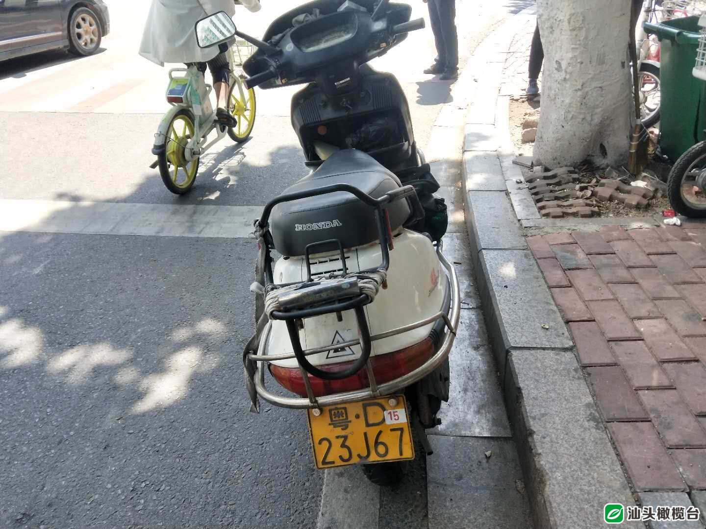 而这三人,驾乘的粤dpa656摩托车已经报废,还没戴头盔.